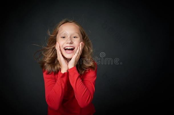 兴奋的惊奇的青春期前的女孩尖叫的关于高兴