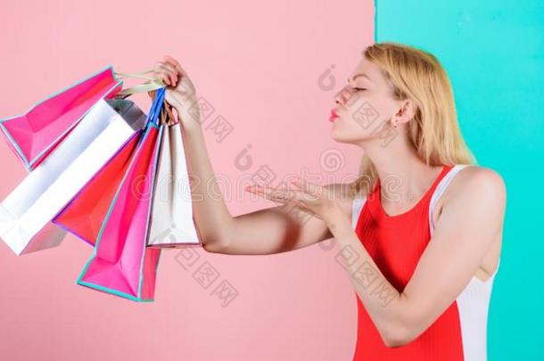 TaxInterceptPrograms税务拦截计划向商店销售的顺利地.女人红色的衣服拿住束商店