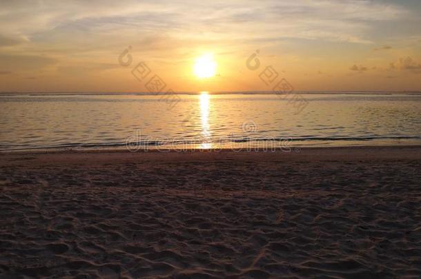 富有色彩的洋海滩日落.热带的马尔代夫海滩.