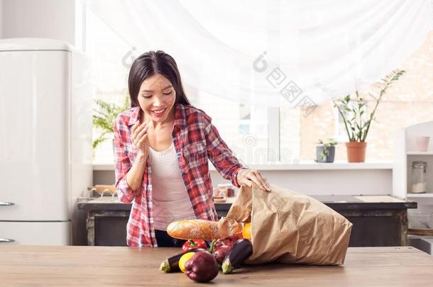 年幼的女孩在厨房健康的生活方式起立有样子的在purc