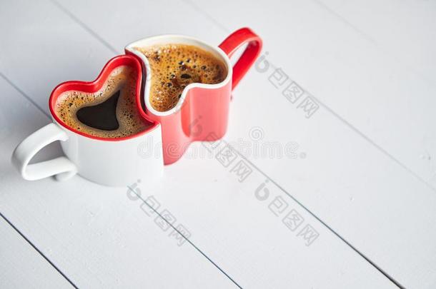 两个心合适的咖啡豆杯子有关联的和每别的.