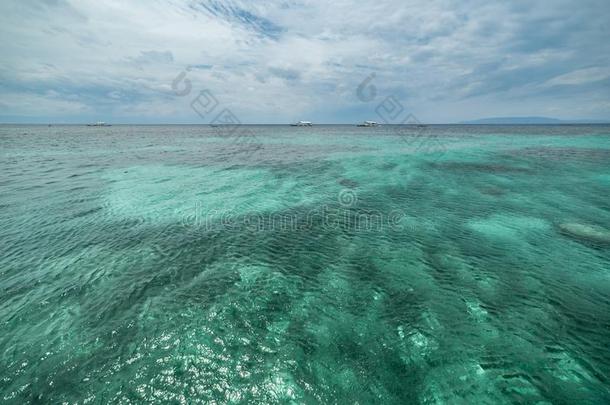 热带的蔚蓝海上风景杜马伦。海滩,邦劳岛采用玻尔岛,