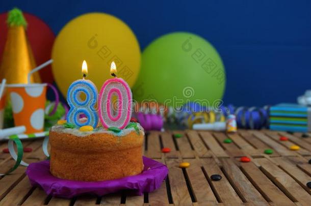 生日<strong>80</strong>蛋糕和蜡烛向乡村的木制的表和<strong>后</strong>面