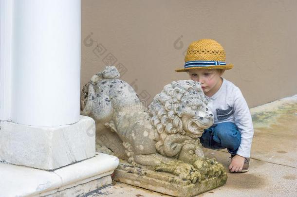 小的男孩和一狮子水泥st一tue