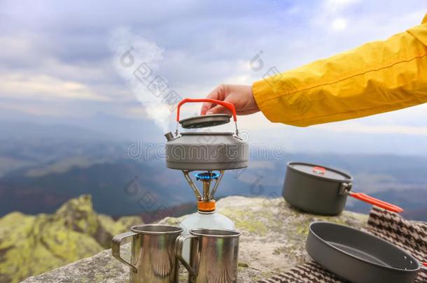 野营旅行茶壶和野营茶杯采用喀尔巴阡山脉的mounta采用