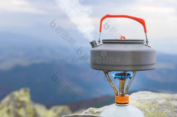 野营旅行茶壶和野营茶杯采用喀尔巴阡山脉的mounta采用