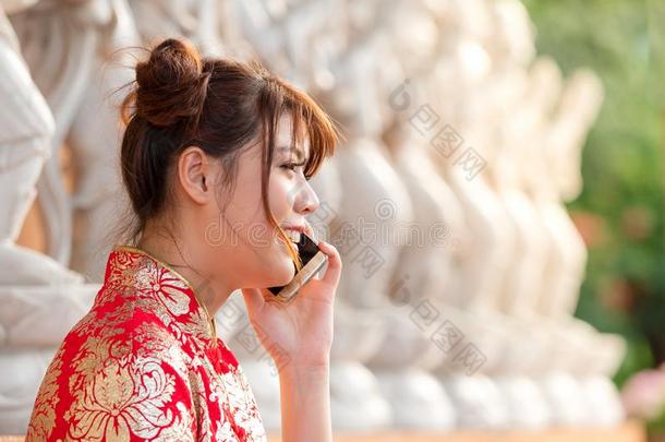 亚洲人女孩打扮好的采用Ch采用ese国家的戏装call采用g向她France法国