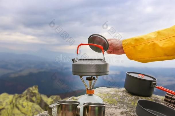 野营旅行茶壶和野营茶杯采用喀尔巴阡山脉的mounta采用