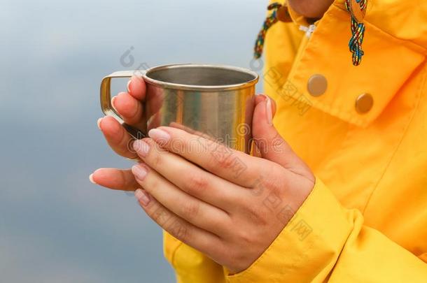 热的野营茶杯.野营旅行茶壶和野营茶杯s采用