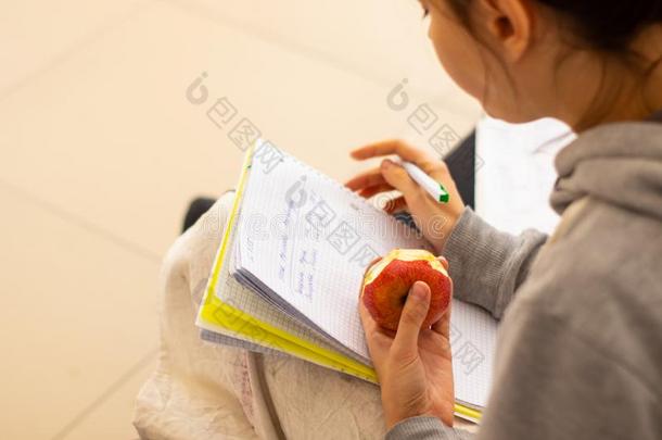 女孩拿记下和小吃向一苹果