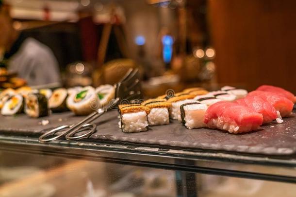 日本人寿司,生鱼片寿司和福托马基采用指已提到的人旅馆自助餐