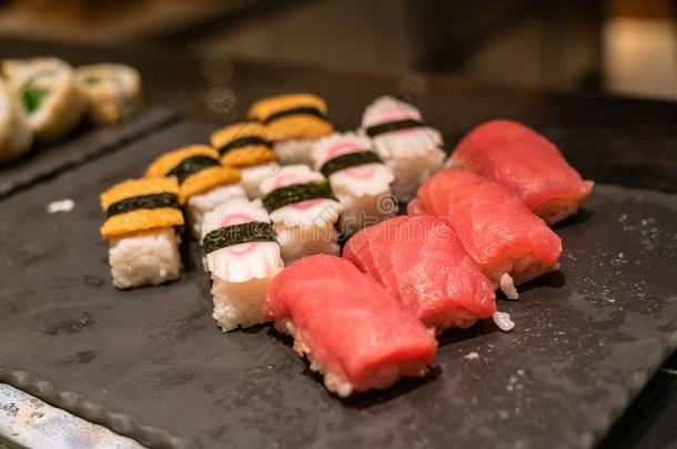 寿司,生鱼片寿司serve的过去式和大豆调味汁和山葵