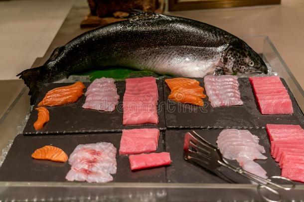 日本人自助餐和不同的生鱼片