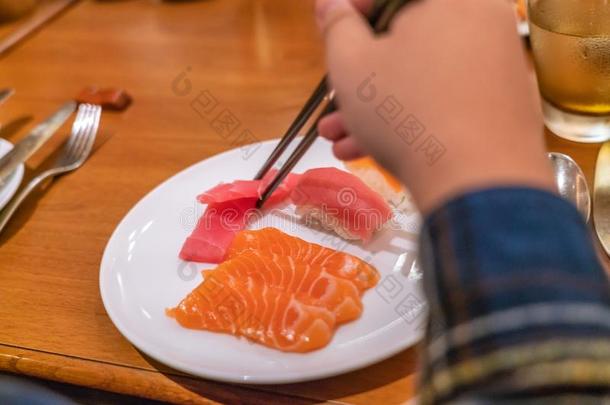 使用筷子向吃日本人萨沙米