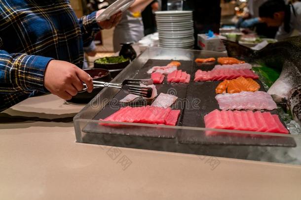 吃日本人食物和生鱼片,寿司