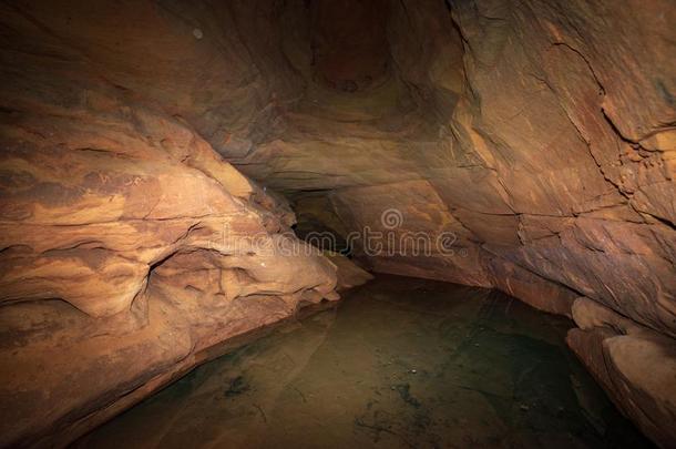 砂岩洞穴和地下的水流