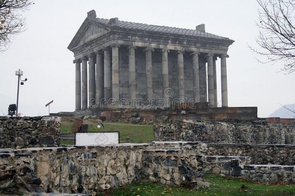 <strong>配有</strong>饰菜的异教徒庙,指已提到的人Hellenist的庙采用共和国关于亚美尼亚男女
