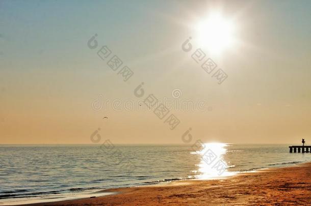 日落向指已提到的人海滩,意大利杰索洛.