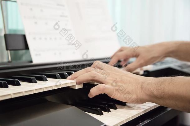 男人手比赛电子琴键盘