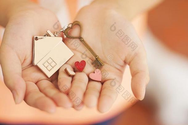 心形状家钥匙和房屋钥匙ring和袖珍型的东西心数字向