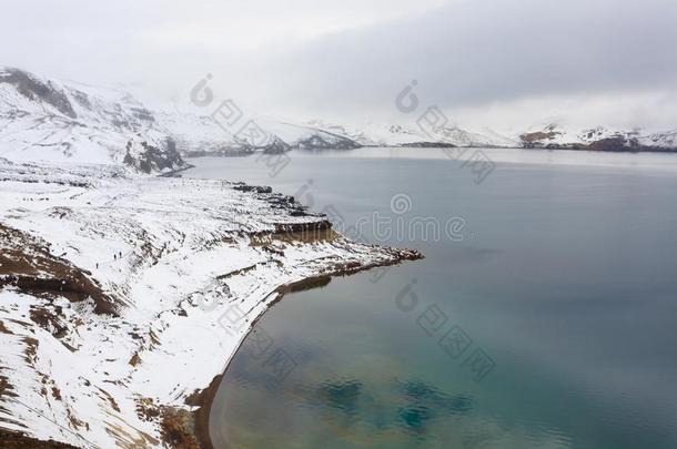 奥斯库瓦顿湖在阿斯恰火山口,中央的冰岛陆标