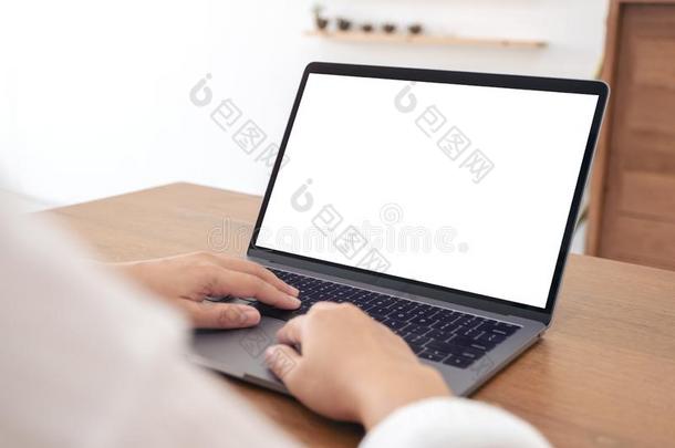 手使用和打字向便携式电脑和空白的白色的桌面屏幕