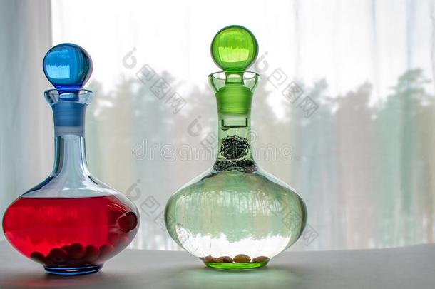 两个玻璃玻璃水瓶和成果和浆果饮料