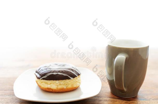 果冻油炸圈饼和咖啡豆杯子向木制的表