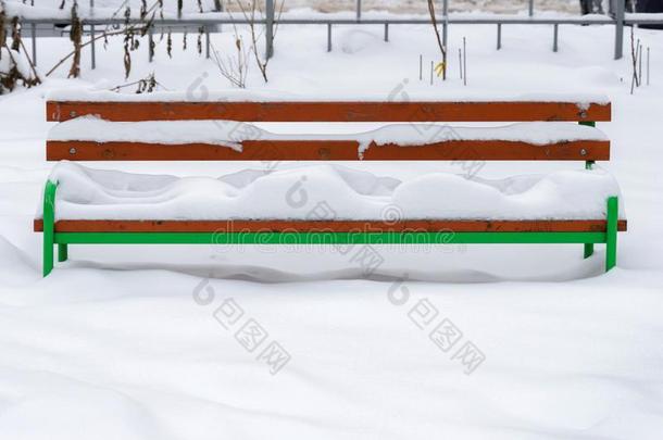 孤独的被雪困住的长凳