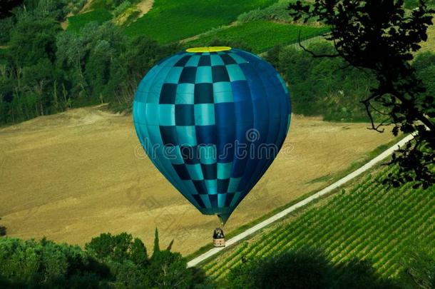 神圣的热的天<strong>空气球</strong>飞行的高的采用指已提到的人天