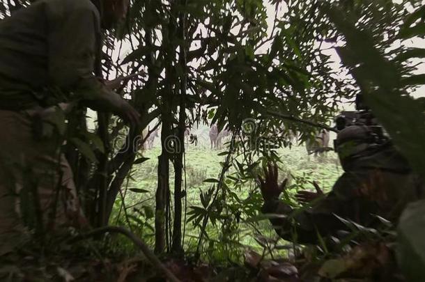 在的后面指已提到的人地点.摄影师和影片主管射击影片scenario电影脚本