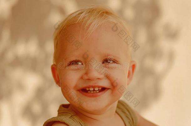 撑健康的.微笑关于小的男孩.婴儿男孩享有幸福的小孩