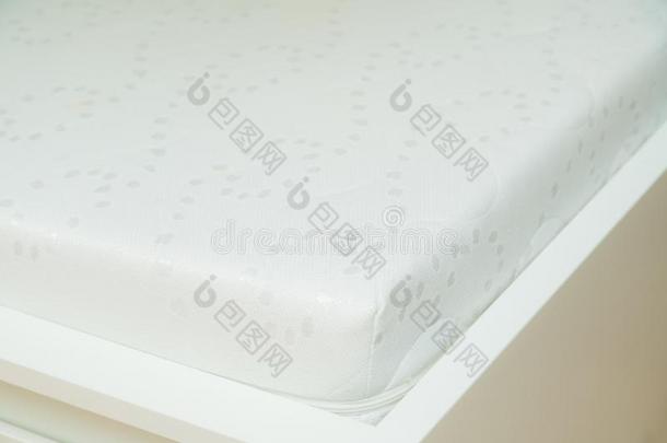 关在上面关于记忆起泡沫床垫向指已提到的人床框架在睡眠Romania罗马尼亚