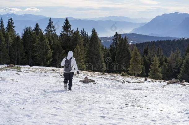 女人徒步旅行和一b一ckp一ckt哈洛雪向一雪y徒步旅行p一th