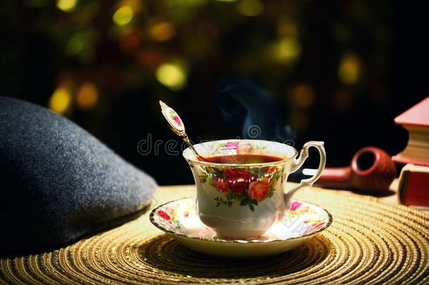 热的茶水杯子金焦外成像帽子吸烟管子书没有人