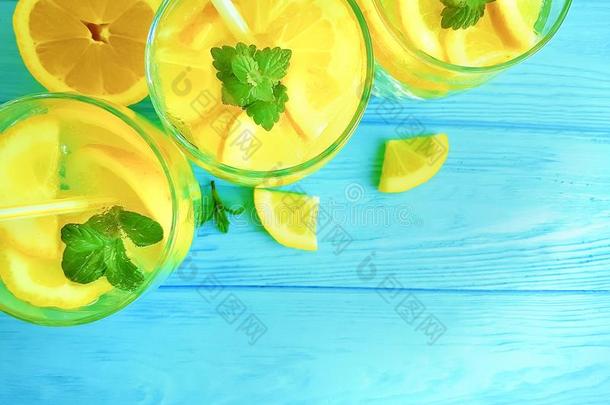 水和柠檬和薄荷饮料向蓝色木制的夏季efreshm