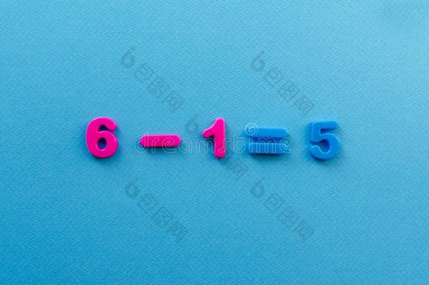数学行动从有色的塑料制品算术向蓝色纸后座
