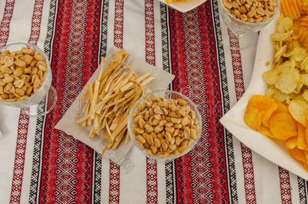 碗关于炸马铃薯条和阿月浑子树-完美的快餐为社交聚会