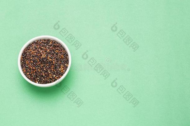 种子关于黑的奎奴亚藜-藜属：世界温带地区的一个草本植物属奎奴亚藜.绿色的背景