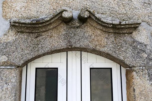 装饰的门窗的头线条板或柱顶过梁