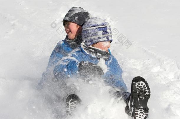 年幼的男孩<strong>滑行</strong>的采用雪