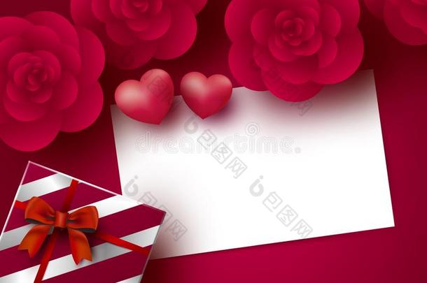 玫瑰花和空白的白色的纸卡片和心向红色的后面