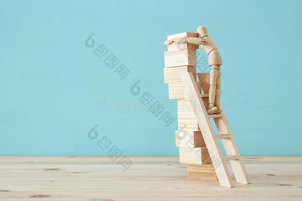 观念照片关于障碍战胜,木制的仿制品有样子的在一