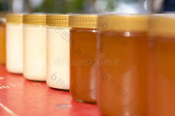 不同的种种关于蜜蜂蜂蜜瓶装的采用小的罐子