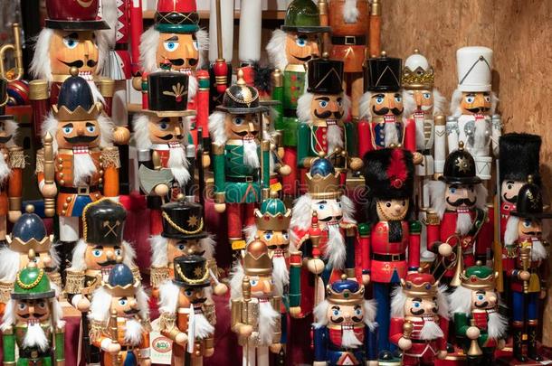 展览关于圣诞节小玩意和装饰向卖在圣诞节