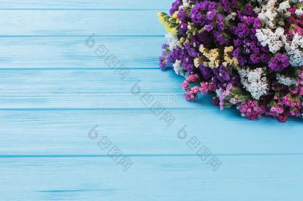 颜色鲜艳的博奎特关于柠檬素花向蓝色木制的表.
