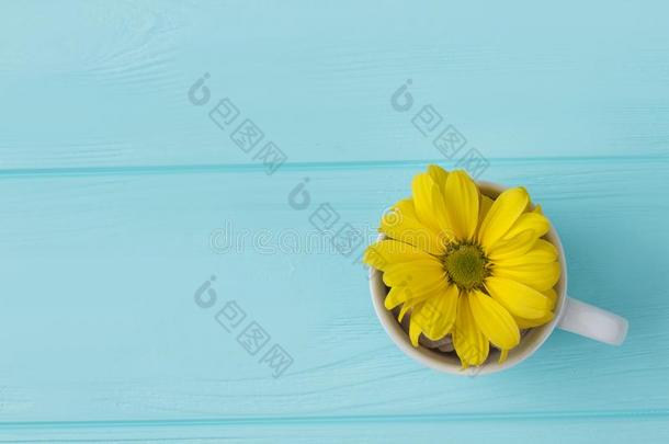 茶水杯子和黄色的花.