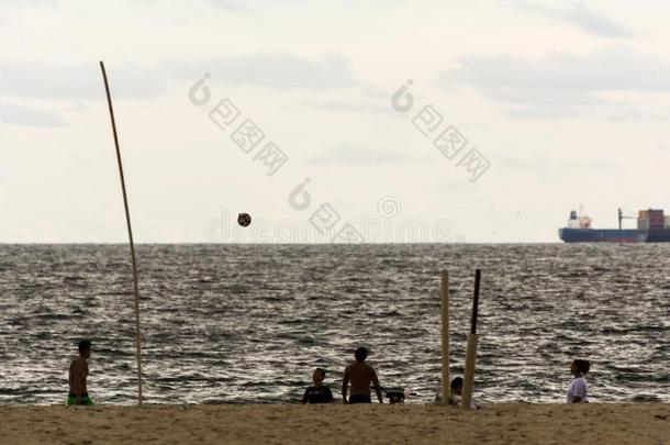 人演奏足球向指已提到的人海滩在指已提到的人日落,采用科帕卡班