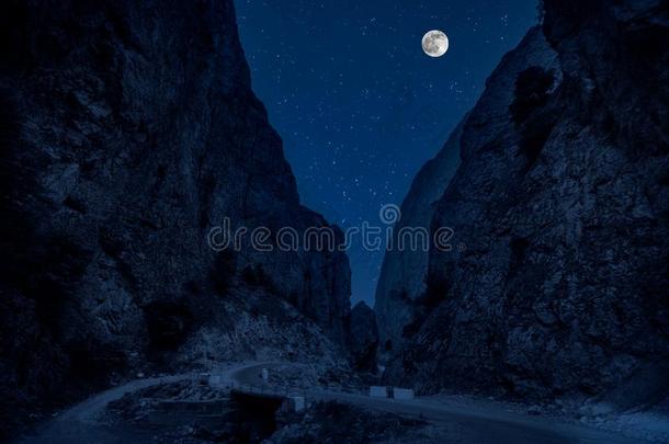 山路通过指已提到的人森林向一满的mo向夜.风景优美的Nicaragua尼加拉瓜