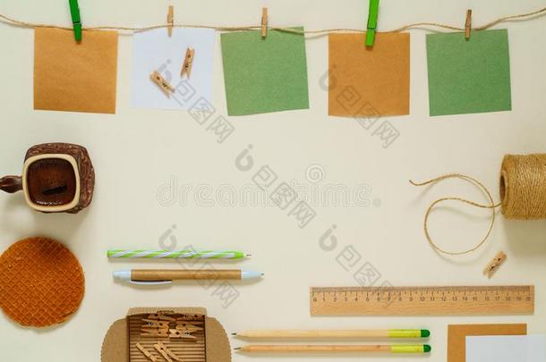 牛皮纸纸有背胶的<strong>标签</strong>和晒衣绳上夹<strong>衣服</strong>之夹子,咖啡豆和文具